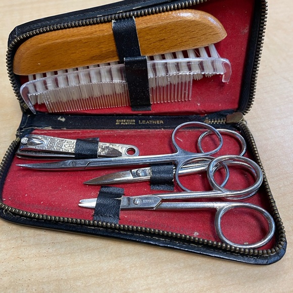 Vintage Gentleman Brush and Manicure Set Built In Zip Around Closure Leather - Picture 14 of 16
